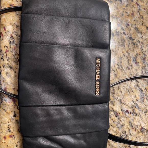 Michael kors clutch with detachable strap for crossbody - Picture 3 of 6